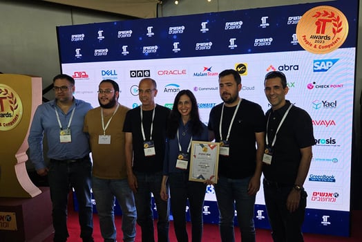 גבי מנע, איציק בולוטין, נוי גזית ממערכות מידע בהכשרה, לצד נציגים מאמן. צילום: הכשרה חברה לביטוח